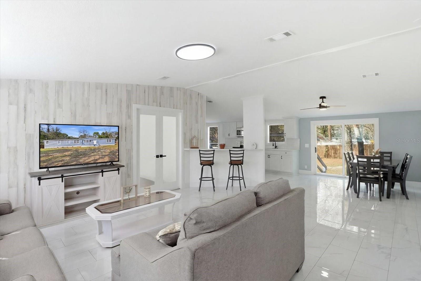 Image 5 of 39 For 6915 Arlington Place