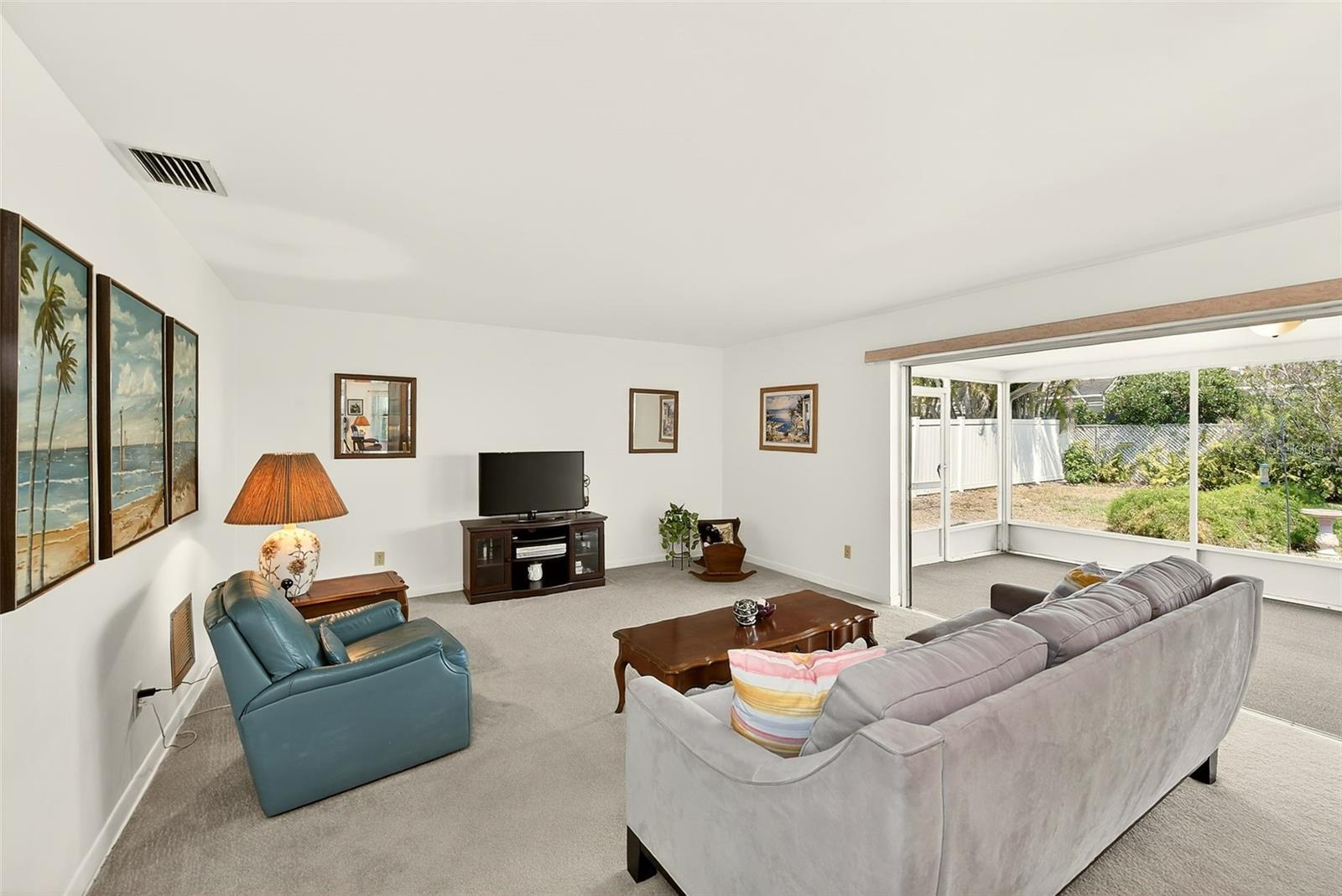 Image 17 of 51 For 14901 Sovereign Drive