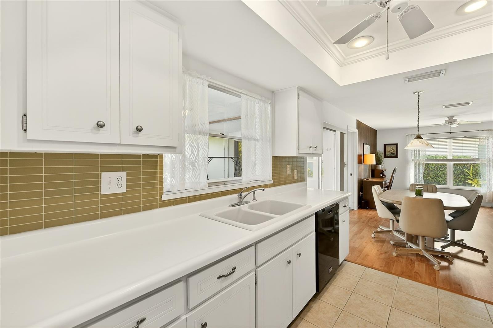 Image 19 of 51 For 14901 Sovereign Drive