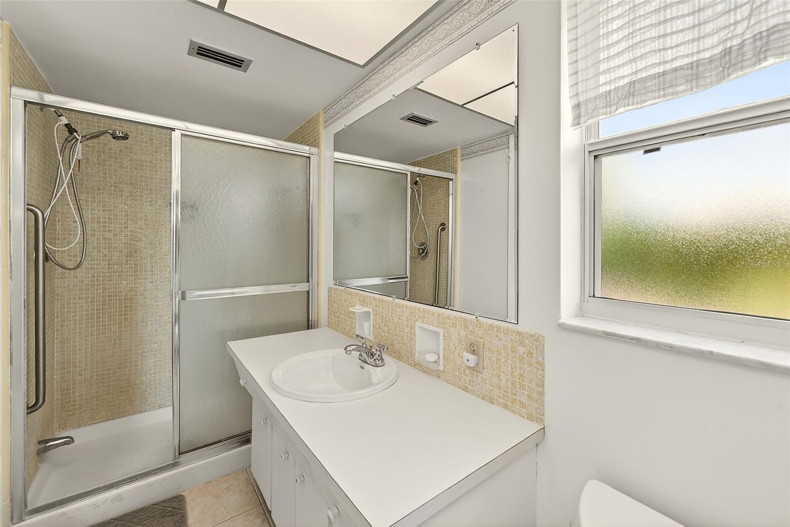 Image 28 of 51 For 14901 Sovereign Drive