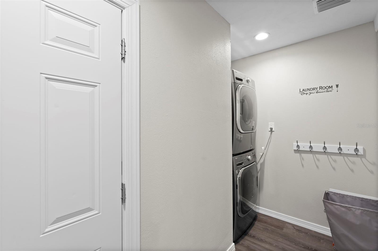 Listing photo id 14 for 10525 Homestead Drive