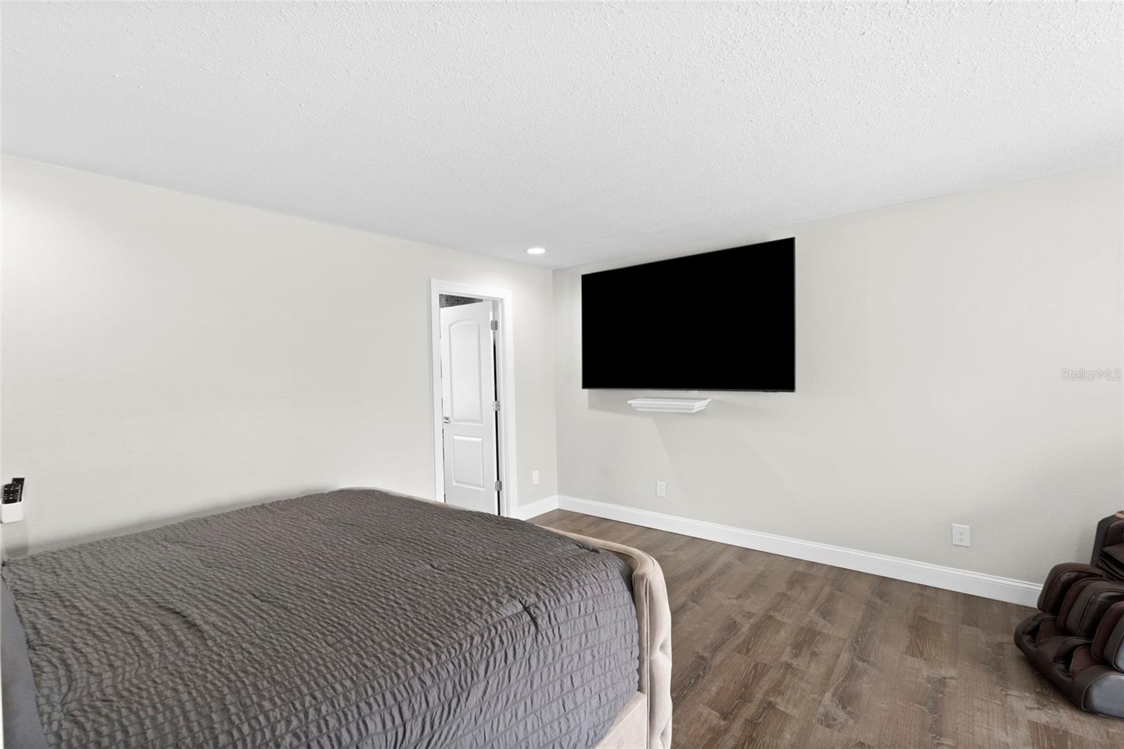 Listing photo id 16 for 10525 Homestead Drive