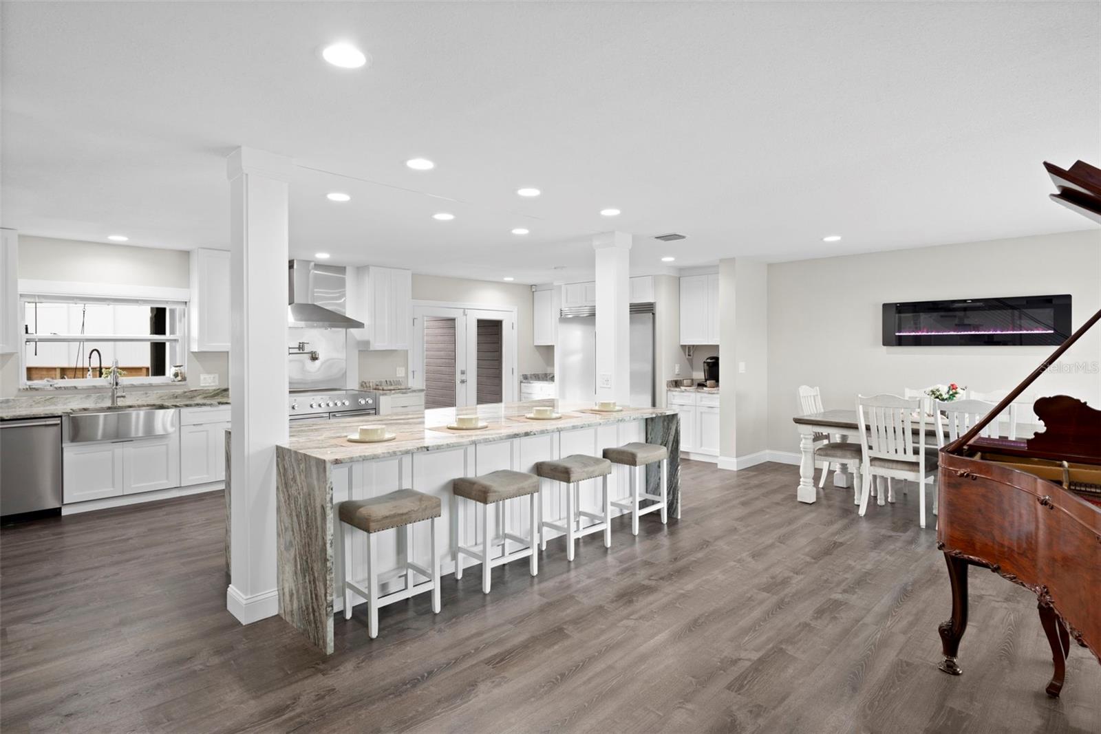 Listing photo id 5 for 10525 Homestead Drive