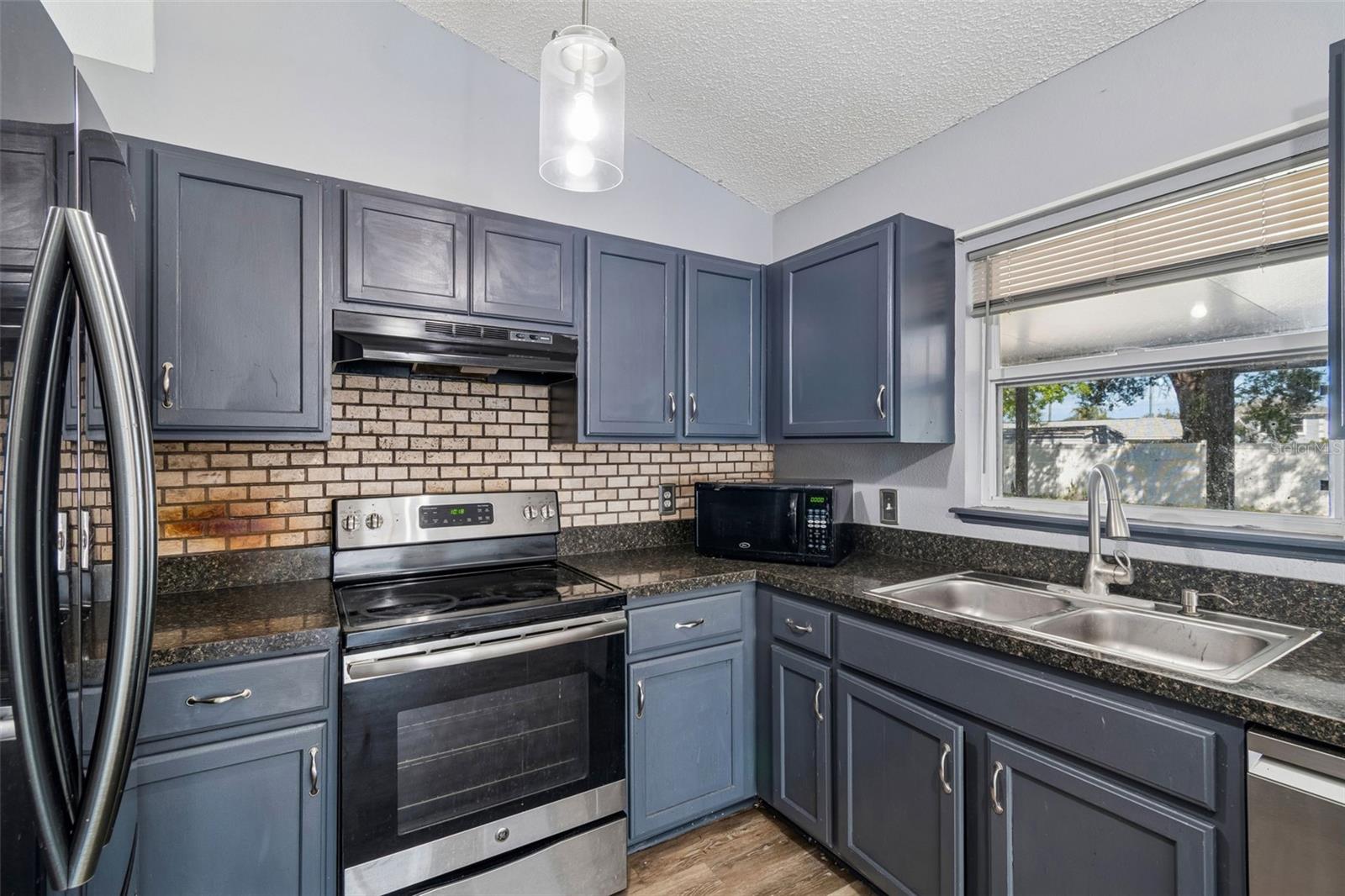 Listing photo id 8 for 11067 Monarch Street