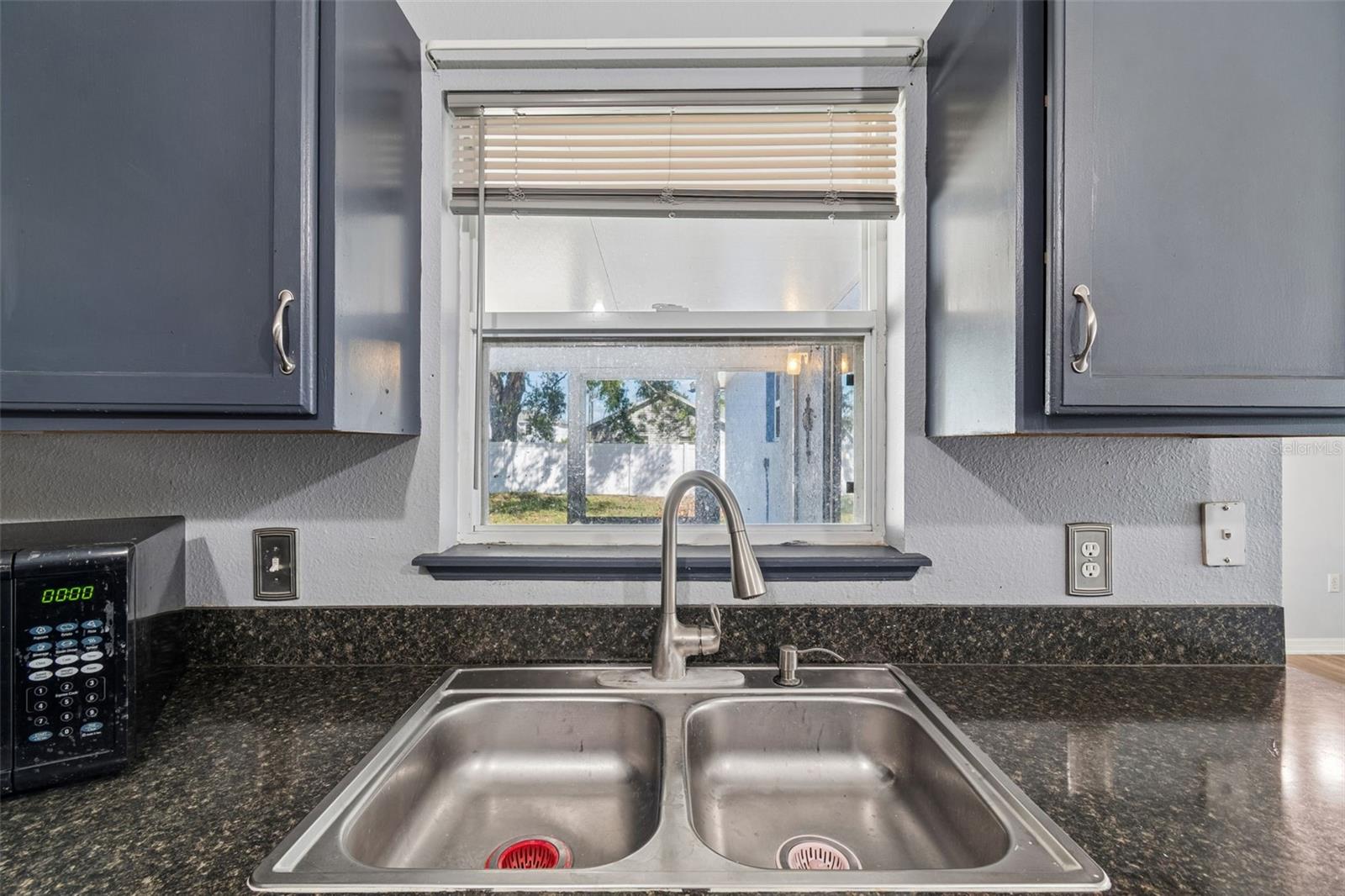 Listing photo id 9 for 11067 Monarch Street