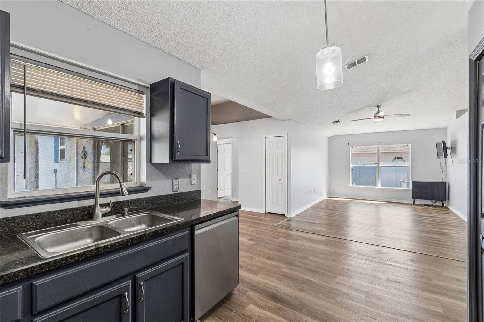 Listing photo id 10 for 11067 Monarch Street