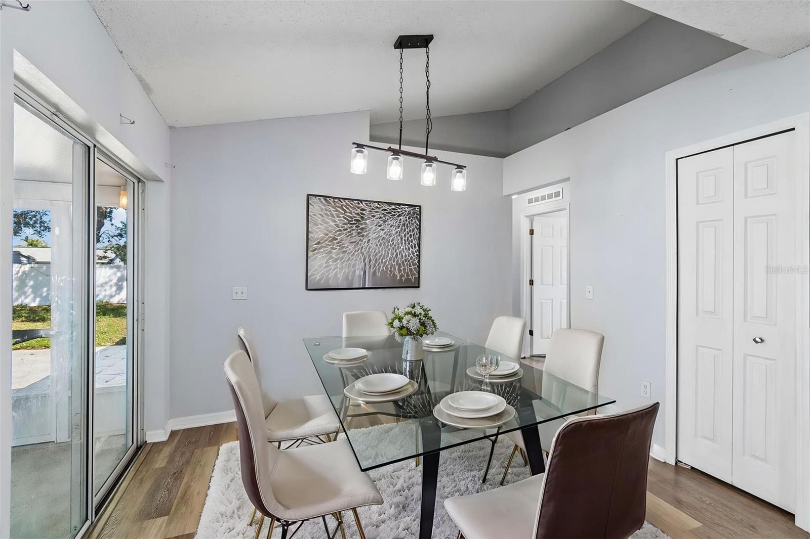 Listing photo id 11 for 11067 Monarch Street