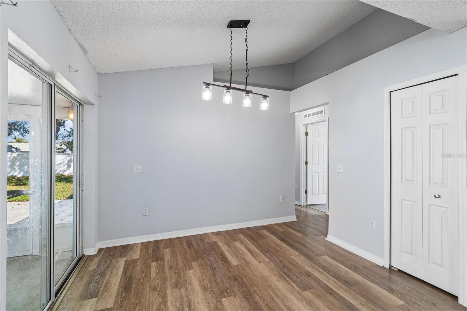 Listing photo id 12 for 11067 Monarch Street