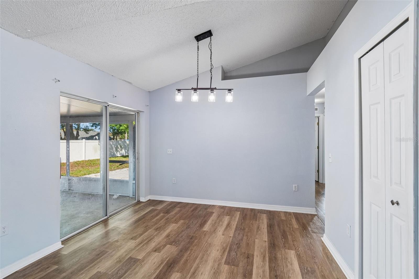 Listing photo id 13 for 11067 Monarch Street