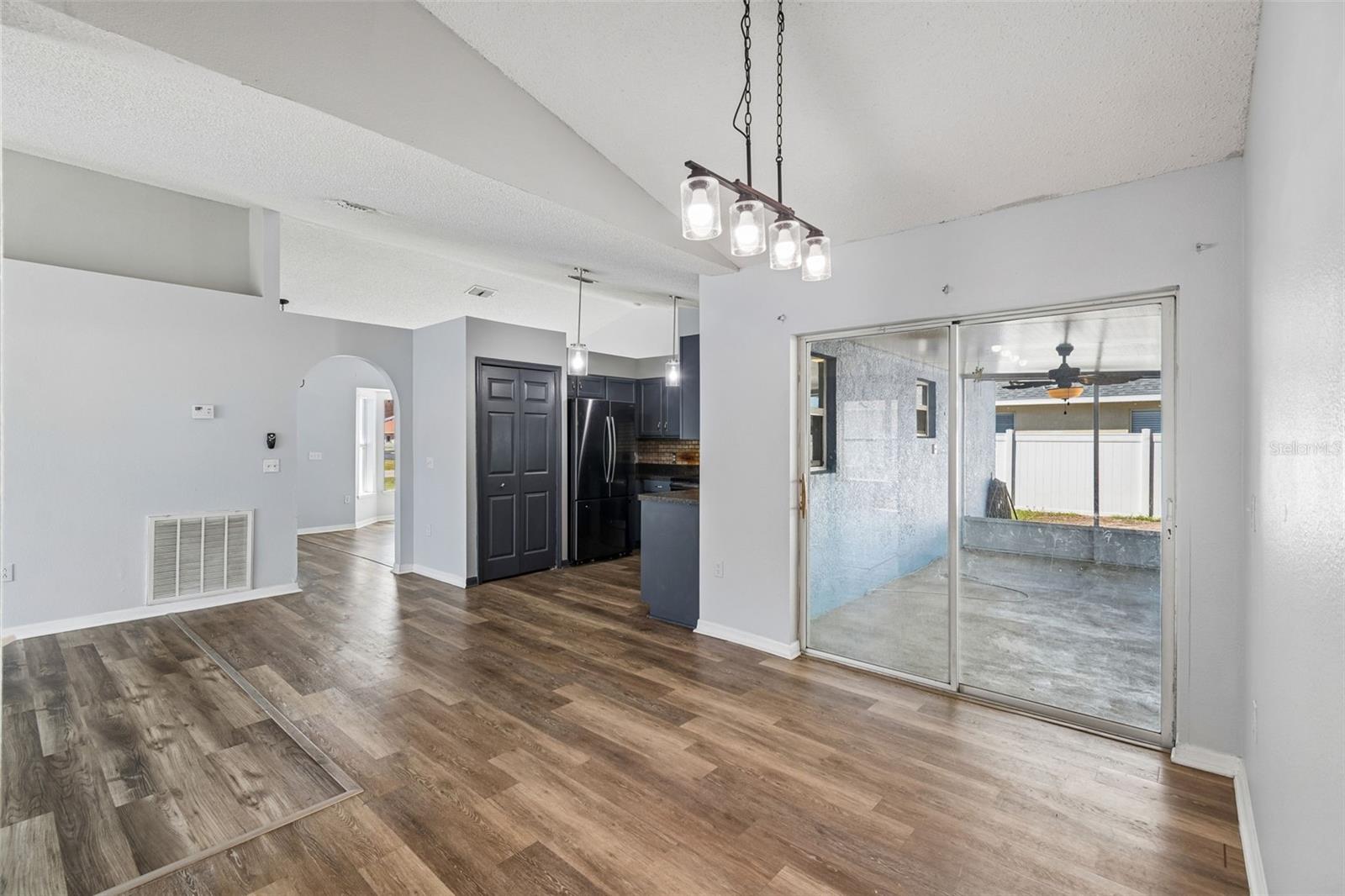 Listing photo id 14 for 11067 Monarch Street