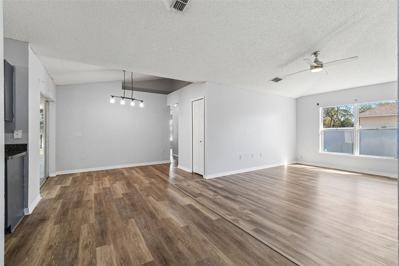 Listing photo id 15 for 11067 Monarch Street