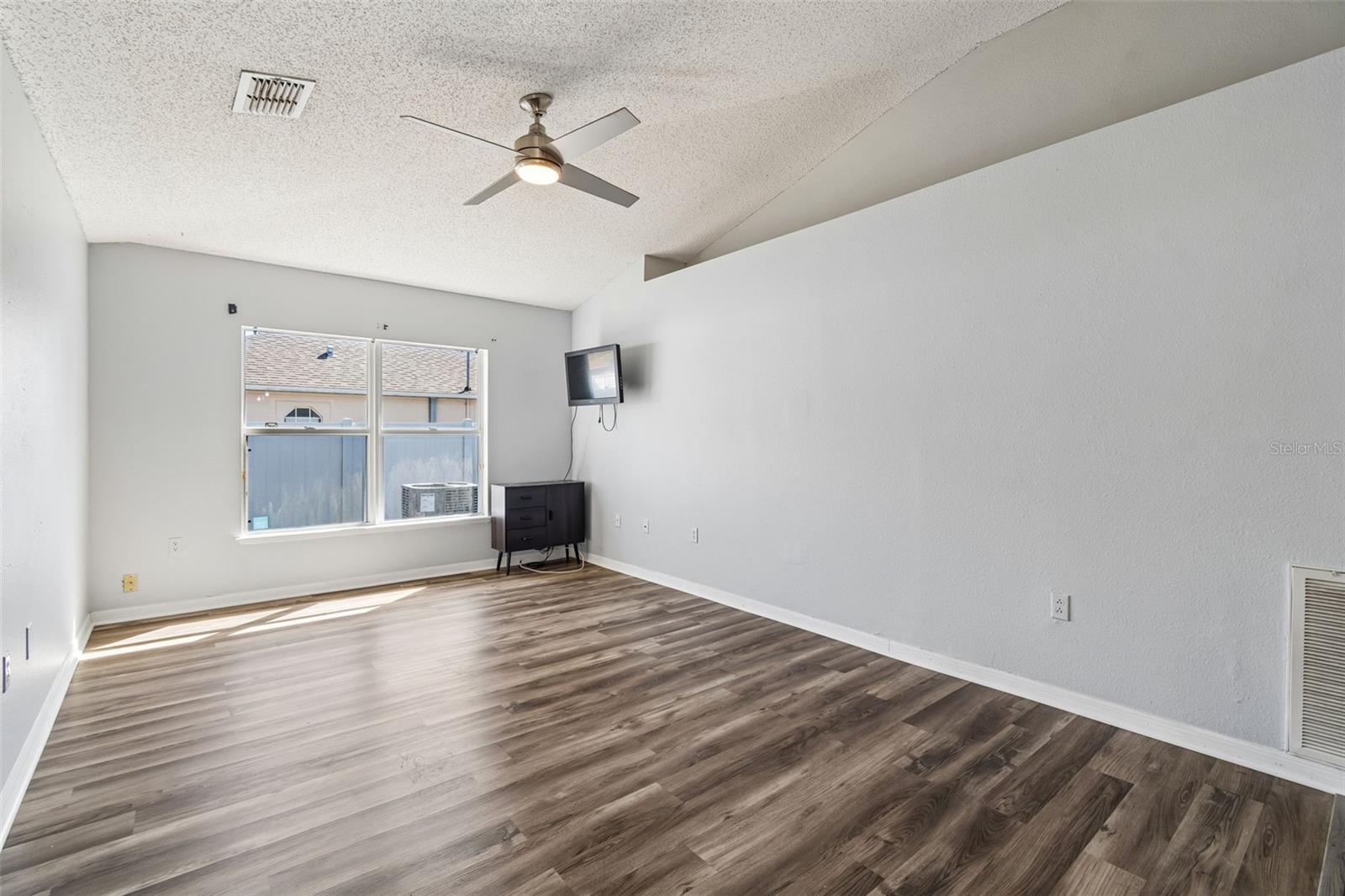 Listing photo id 17 for 11067 Monarch Street