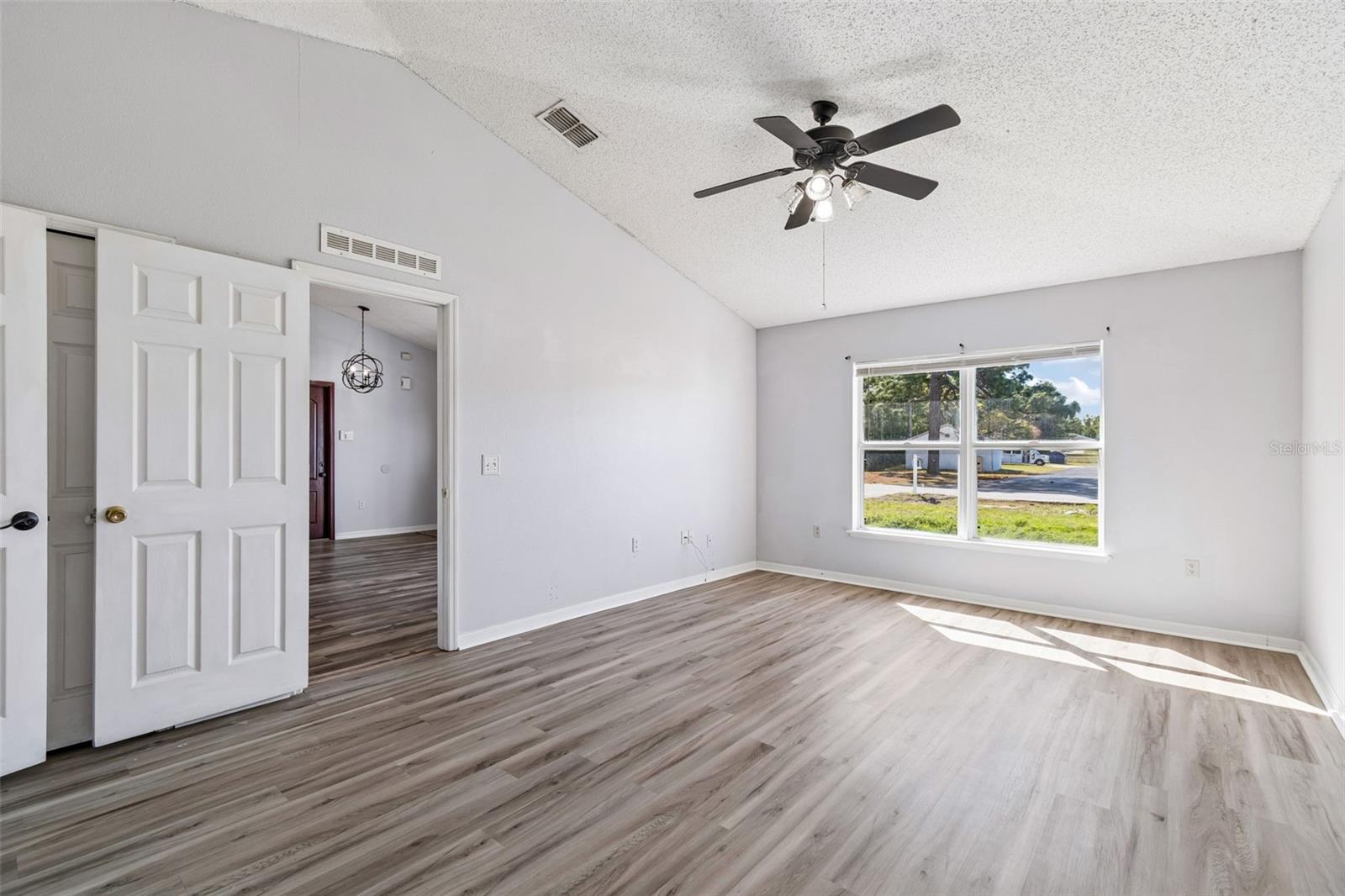 Listing photo id 22 for 11067 Monarch Street