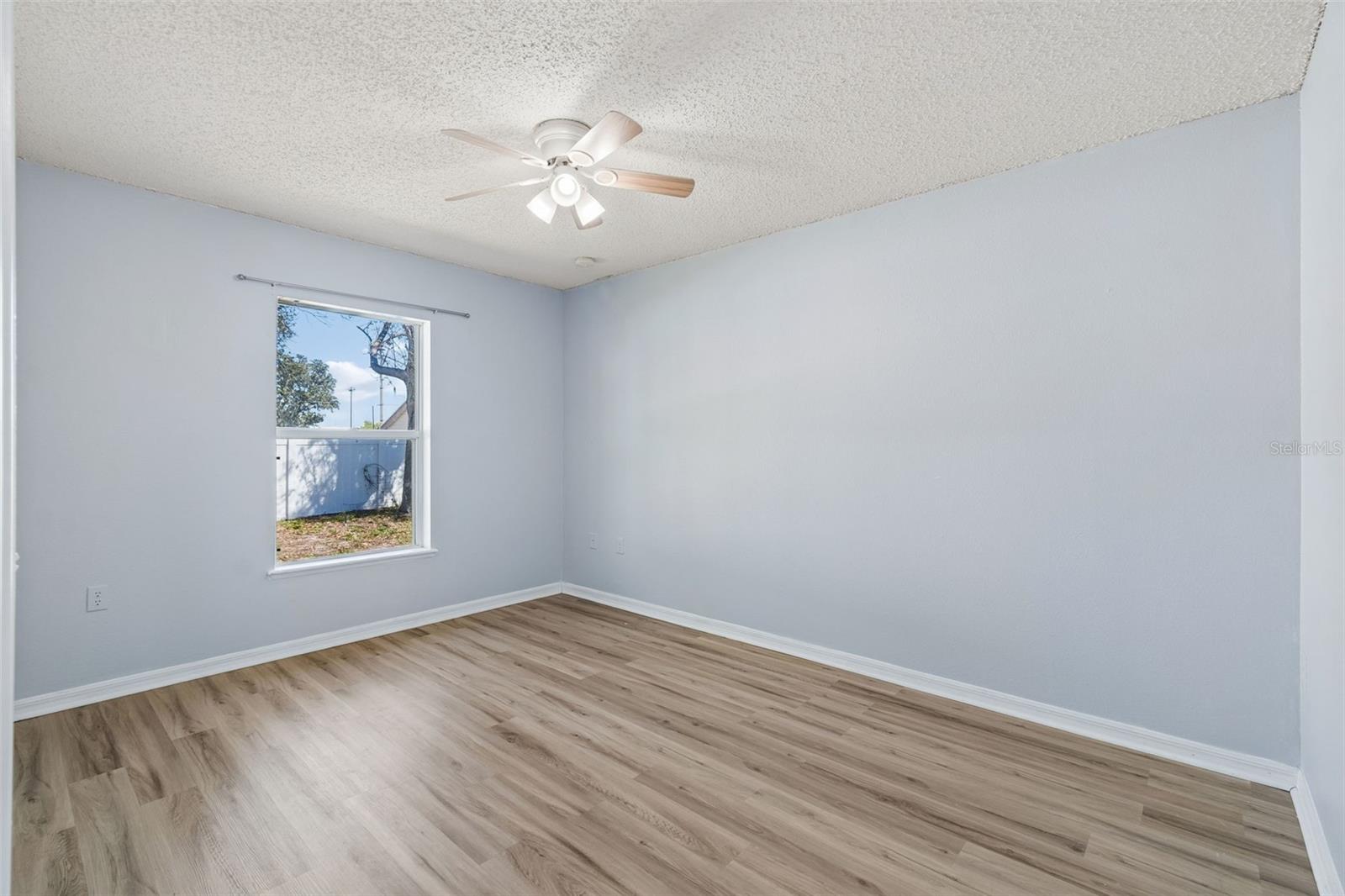 Listing photo id 32 for 11067 Monarch Street