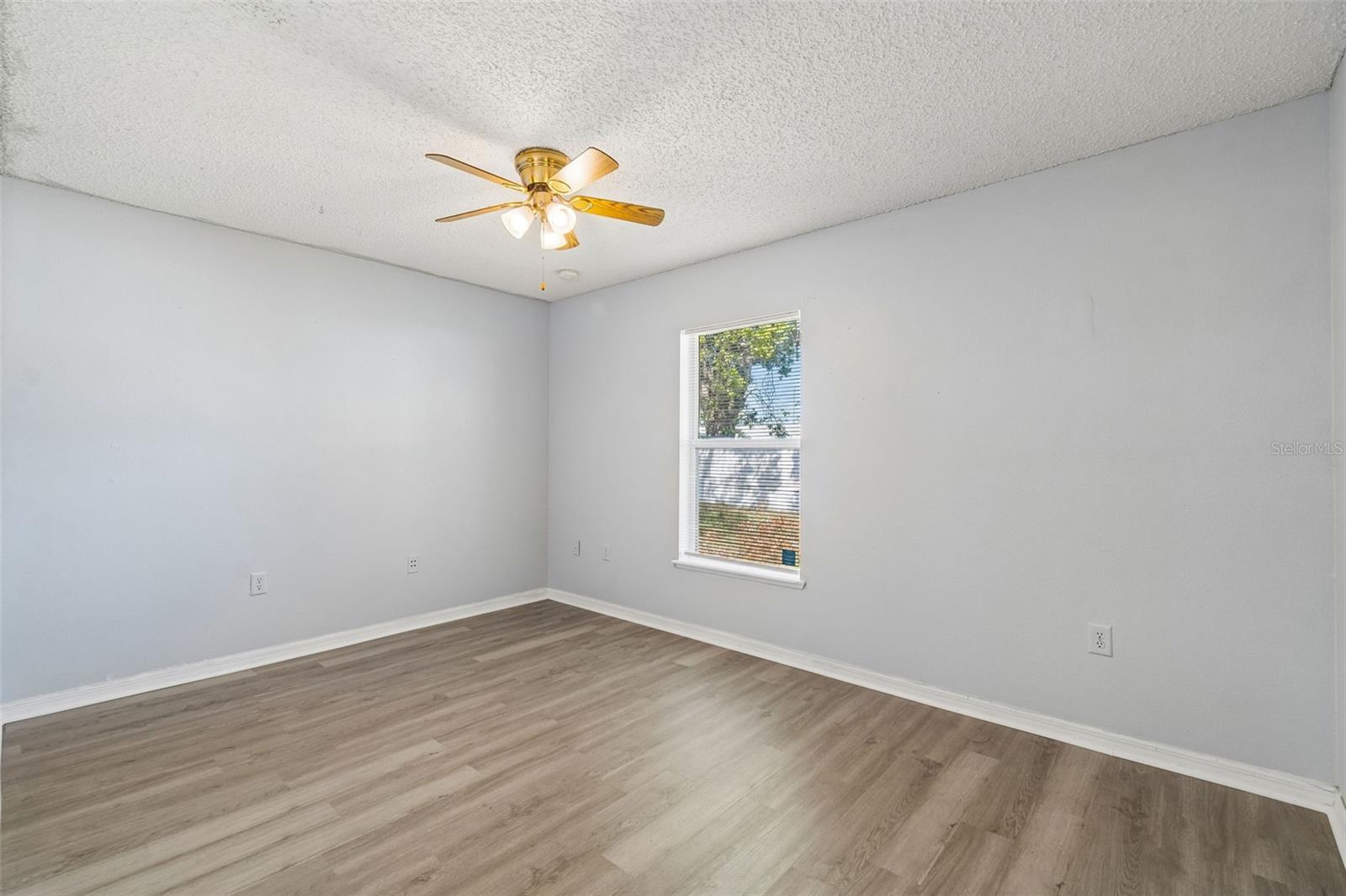 Listing photo id 36 for 11067 Monarch Street