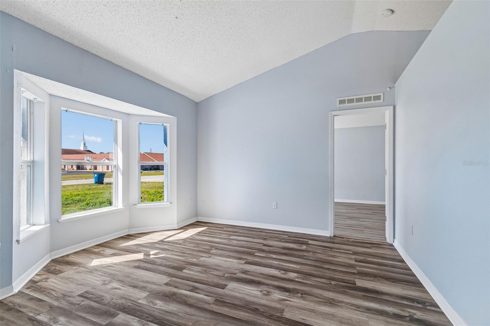 Listing photo id 3 for 11067 Monarch Street