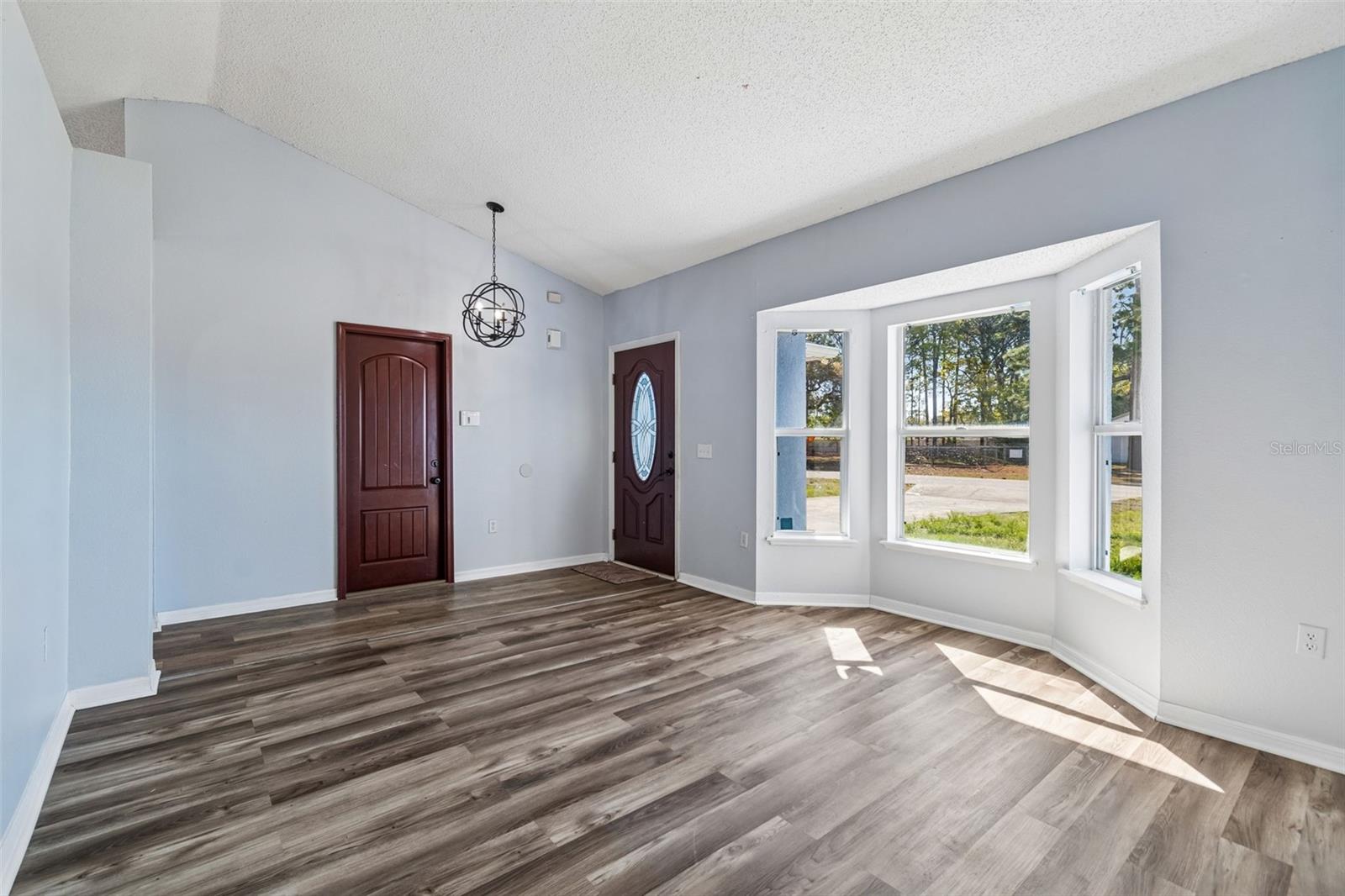 Listing photo id 5 for 11067 Monarch Street