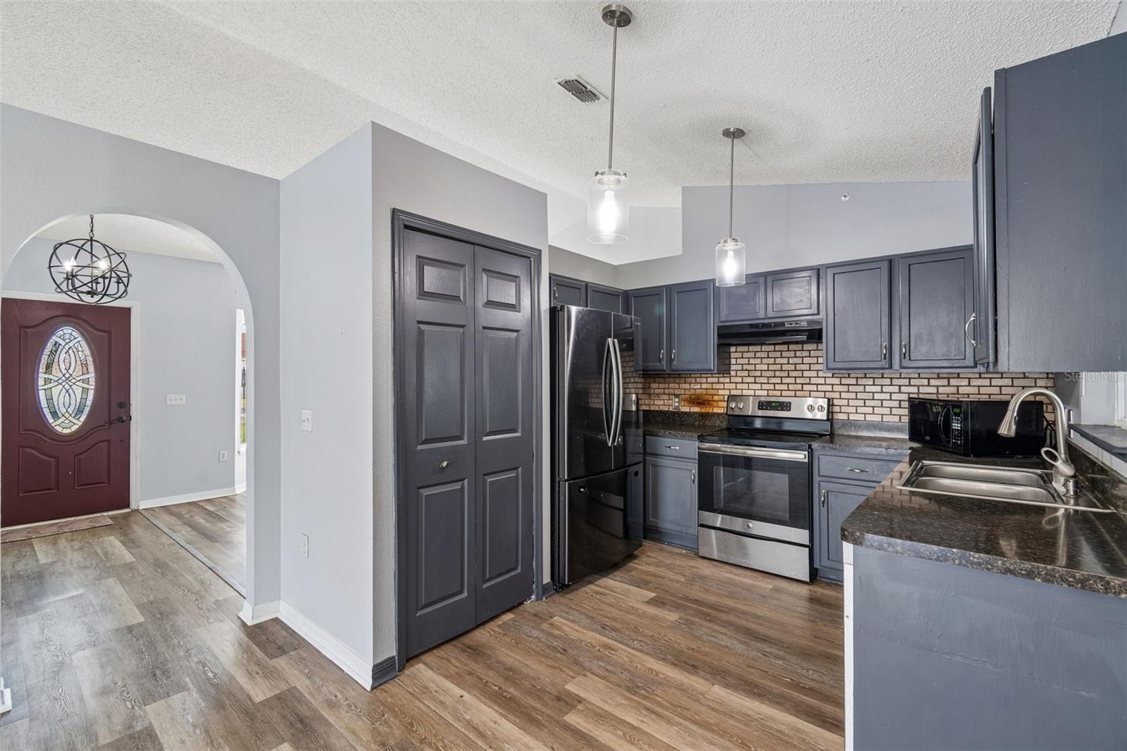 Listing photo id 7 for 11067 Monarch Street