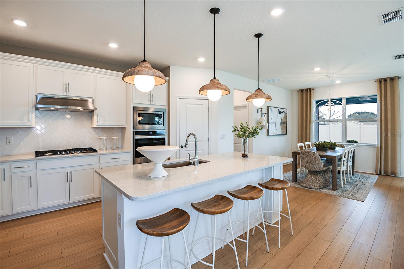 Listing photo id 4 for 9891 Hickory Pines Avenue