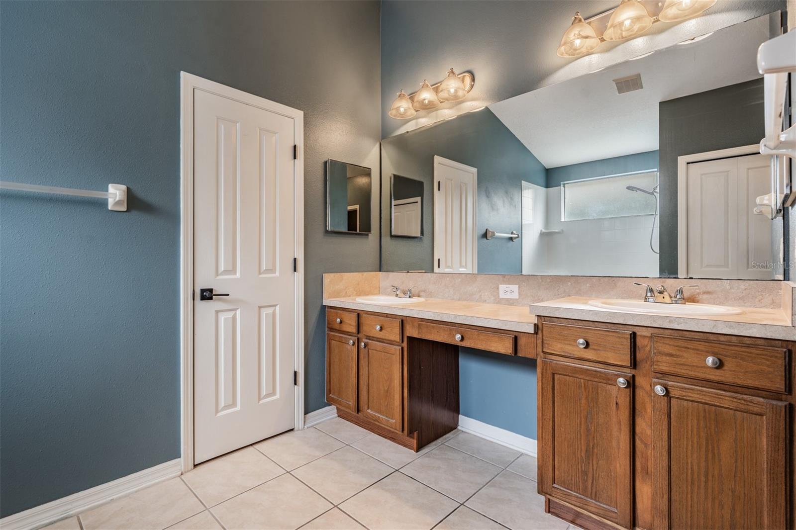 Listing photo id 13 for 2634 Palesta Drive