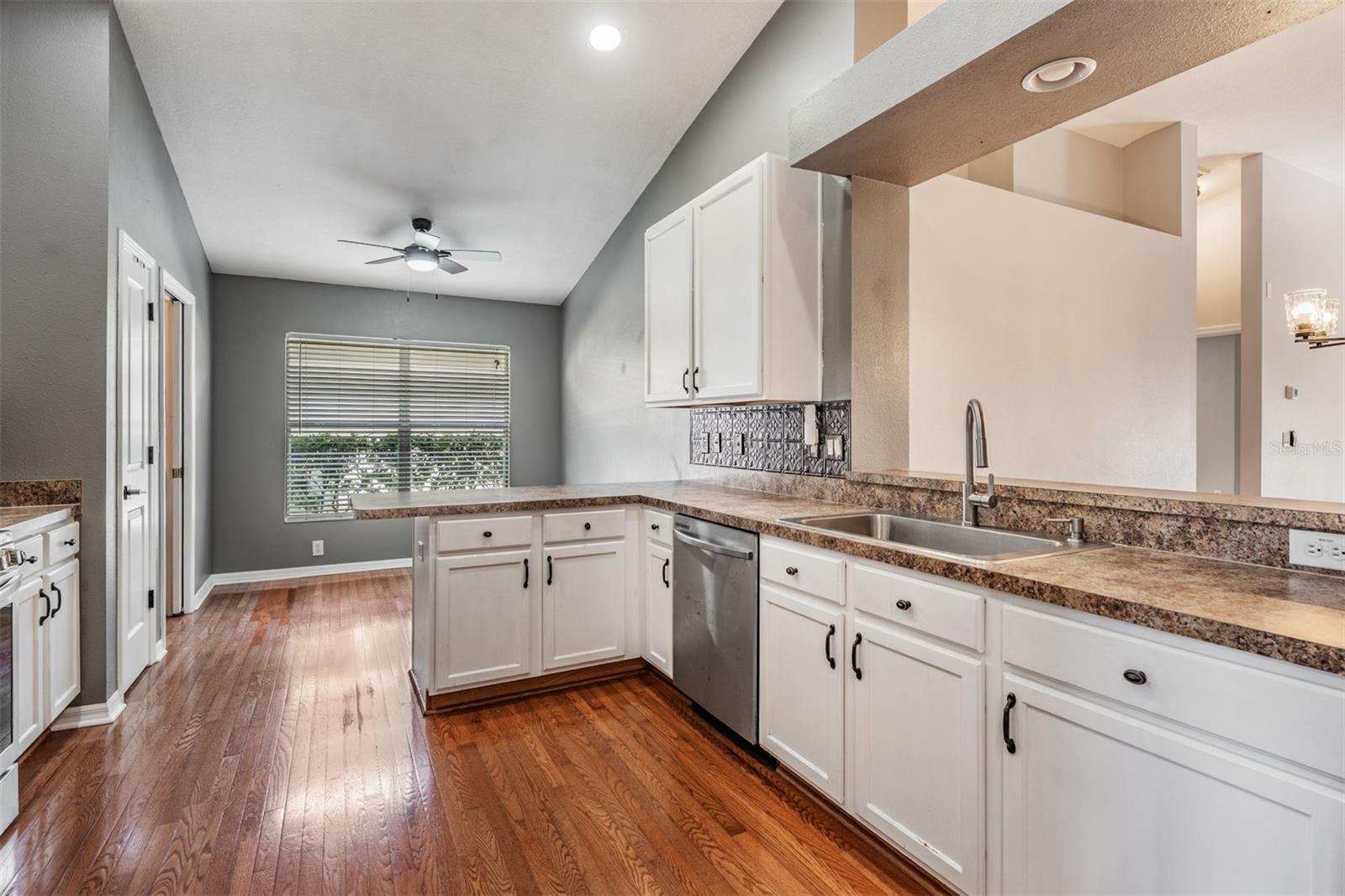 Listing photo id 2 for 2634 Palesta Drive