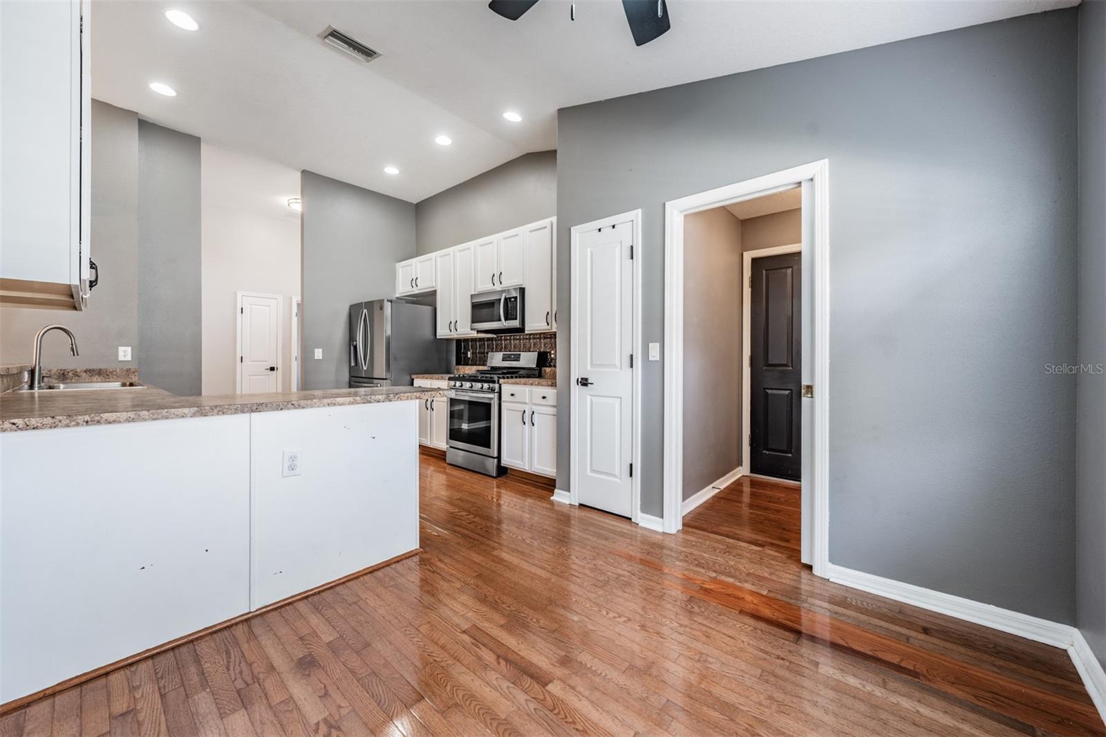 Listing photo id 5 for 2634 Palesta Drive