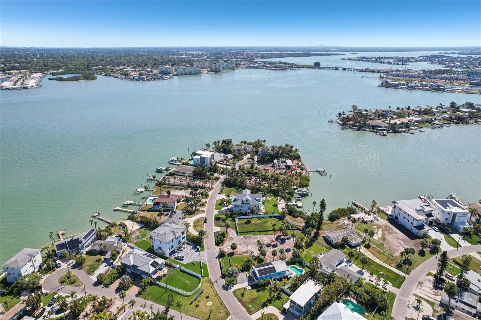 Listing photo id 4 for 15825 Redington Drive