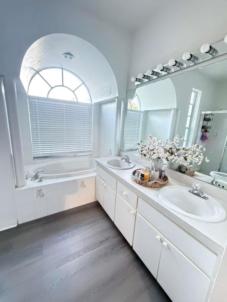 Listing photo id 10 for 13390 Highgrove Road