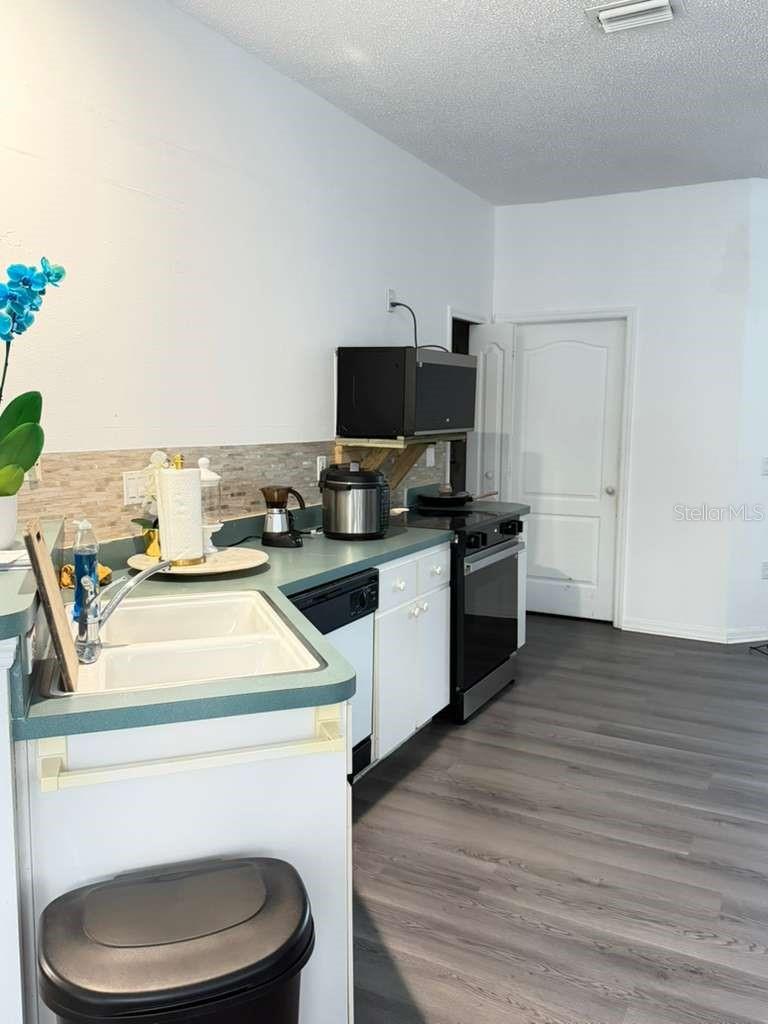 Listing photo id 3 for 13390 Highgrove Road