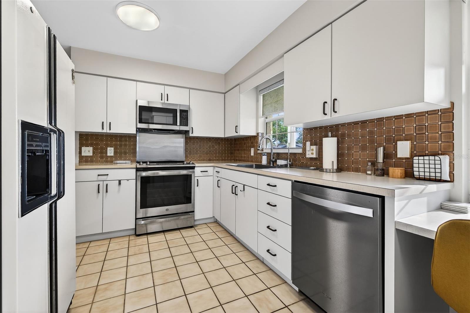 Image 10 of 26 For 1290 Edenville Avenue