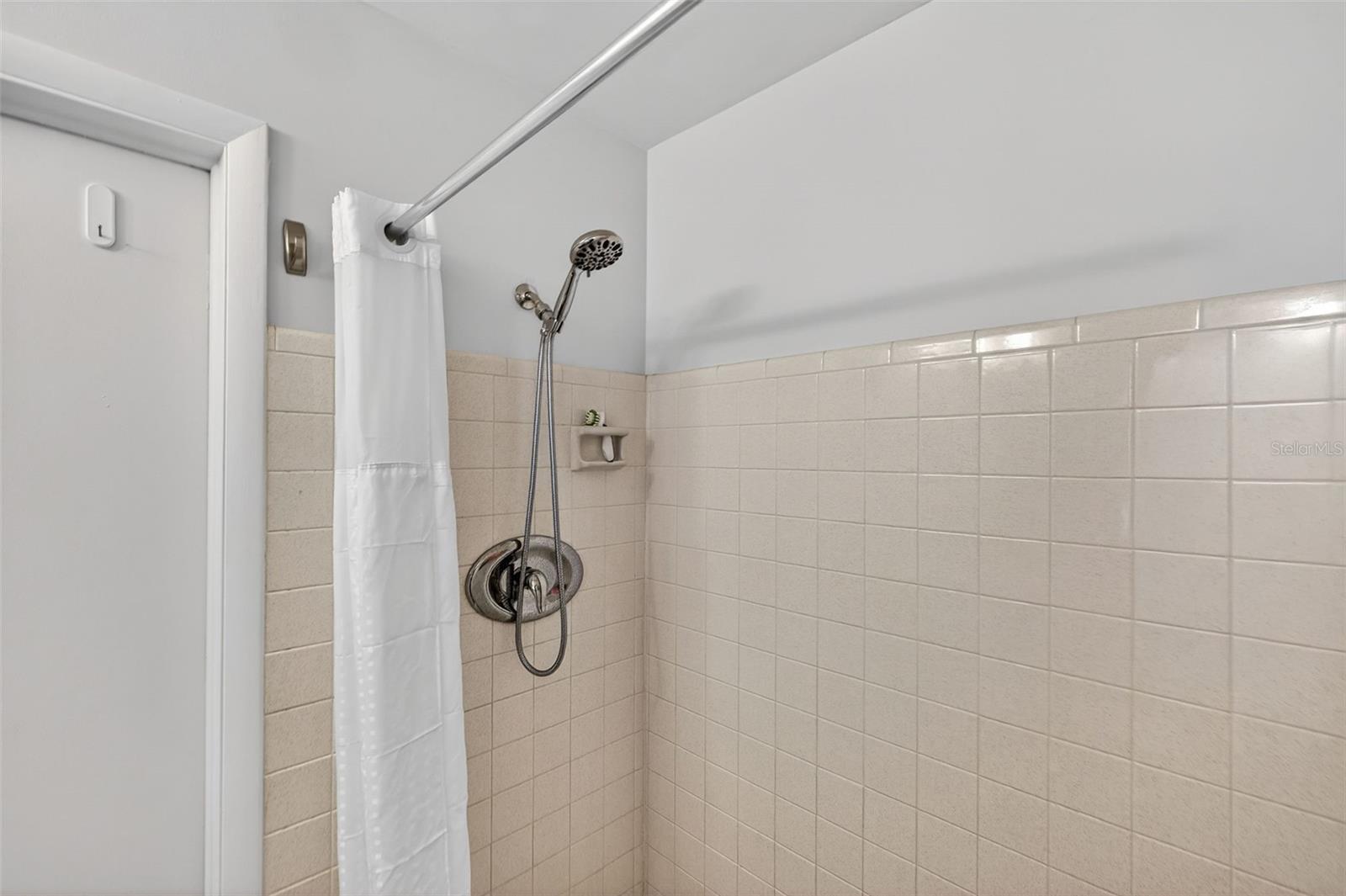 Image 18 of 26 For 1290 Edenville Avenue