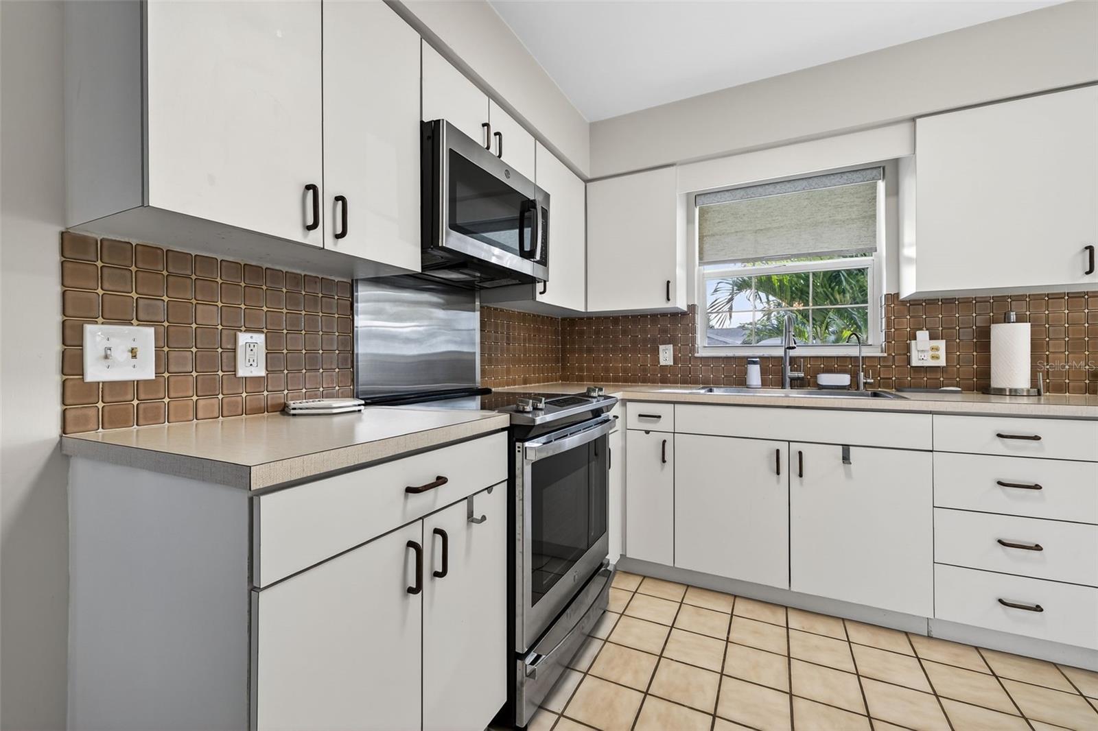 Image 8 of 26 For 1290 Edenville Avenue