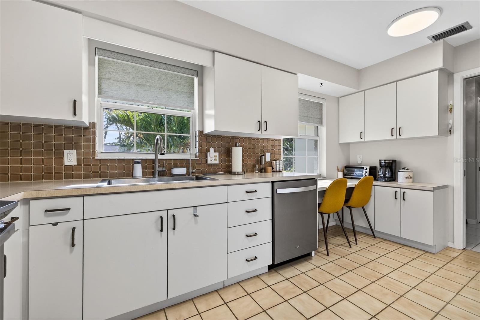 Image 9 of 26 For 1290 Edenville Avenue