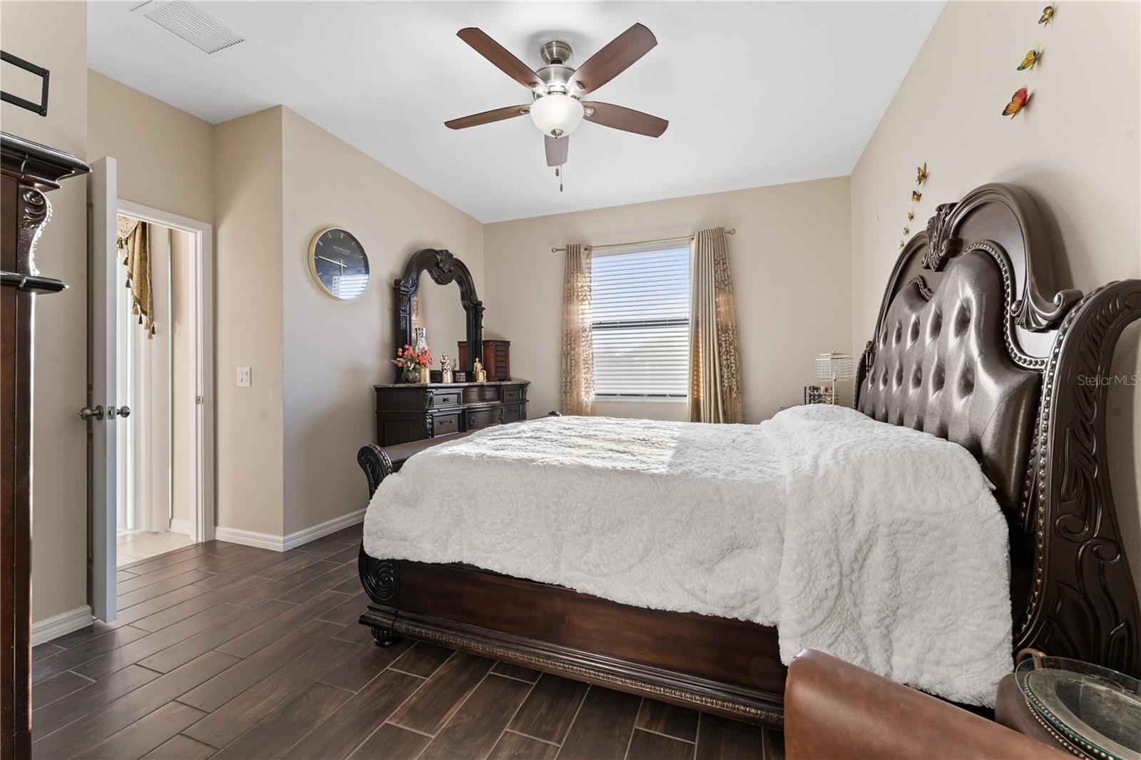 Image 15 of 32 For 954 Old Windsor Way