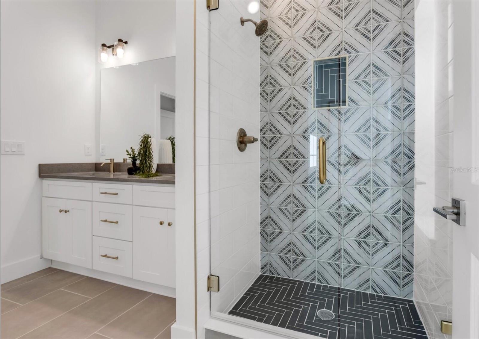 Image 10 of 16 For 2333 Beach Street