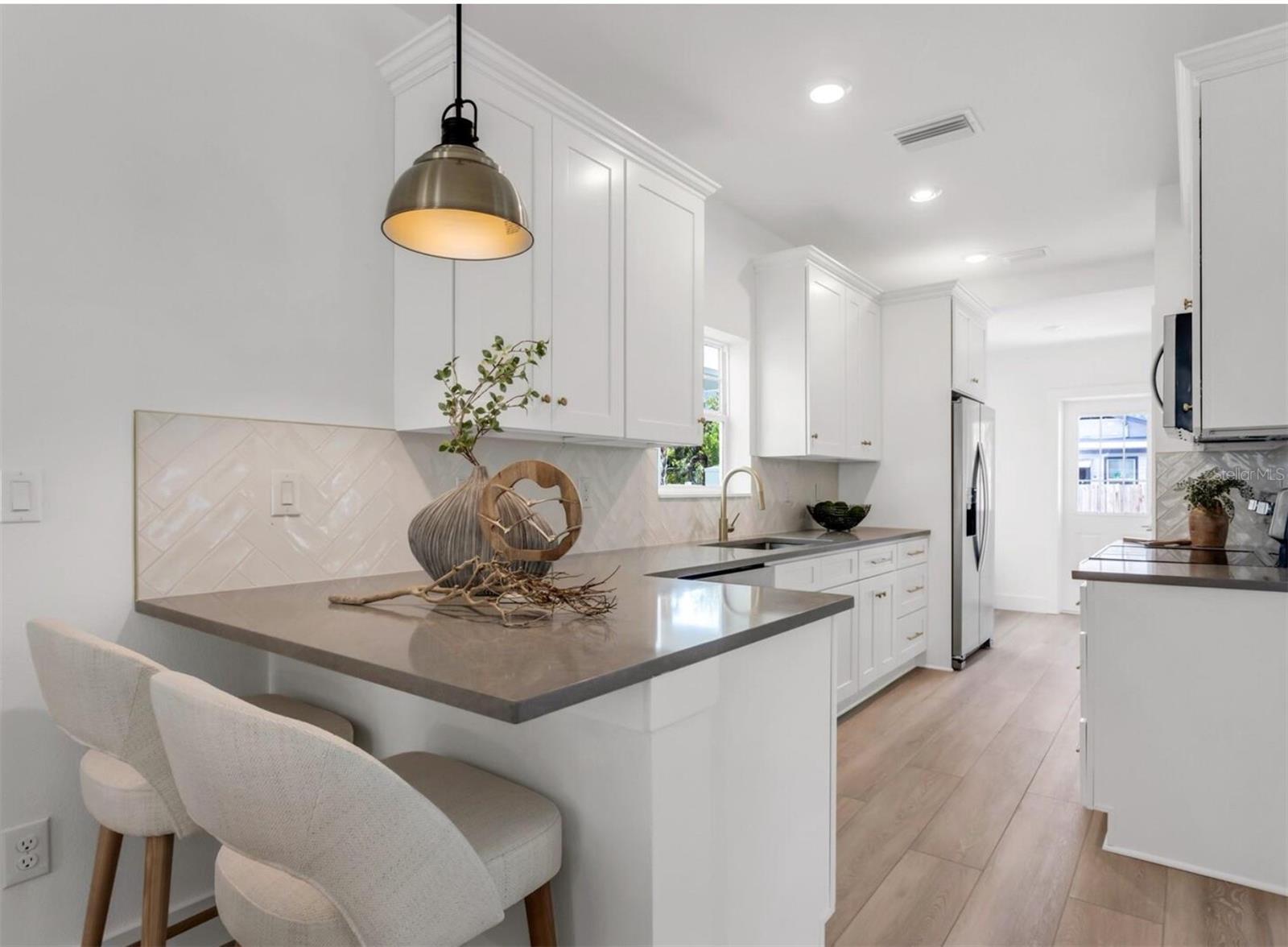 Image 3 of 16 For 2333 Beach Street