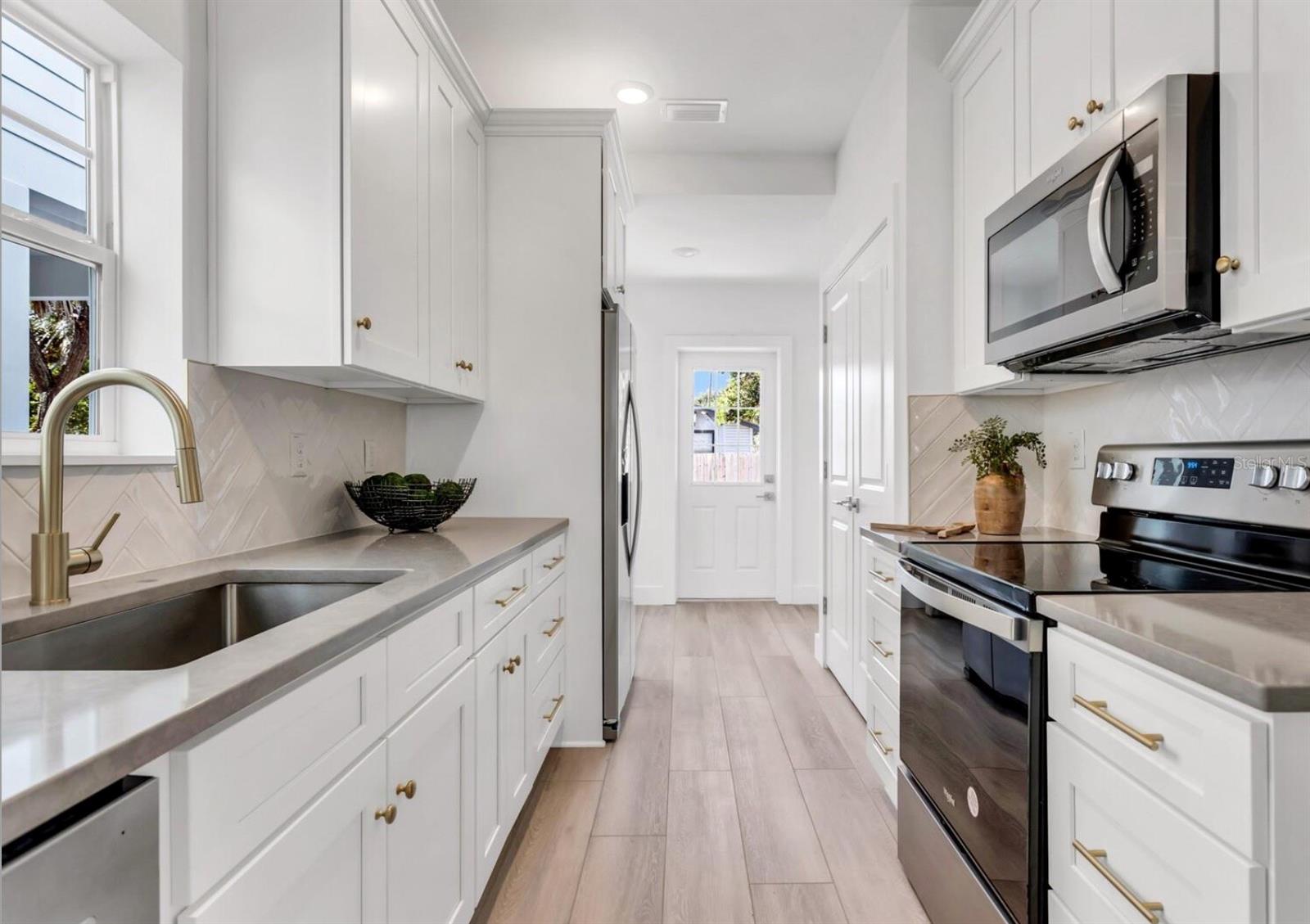 Image 4 of 16 For 2333 Beach Street