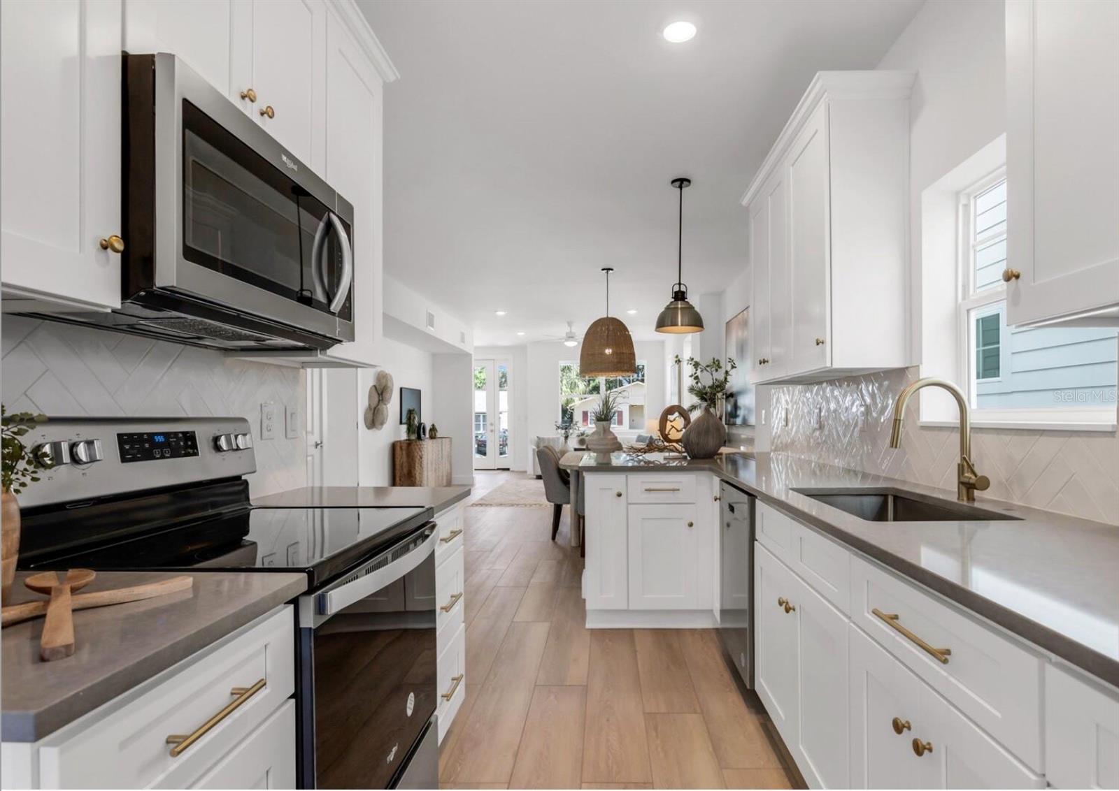 Image 5 of 16 For 2333 Beach Street