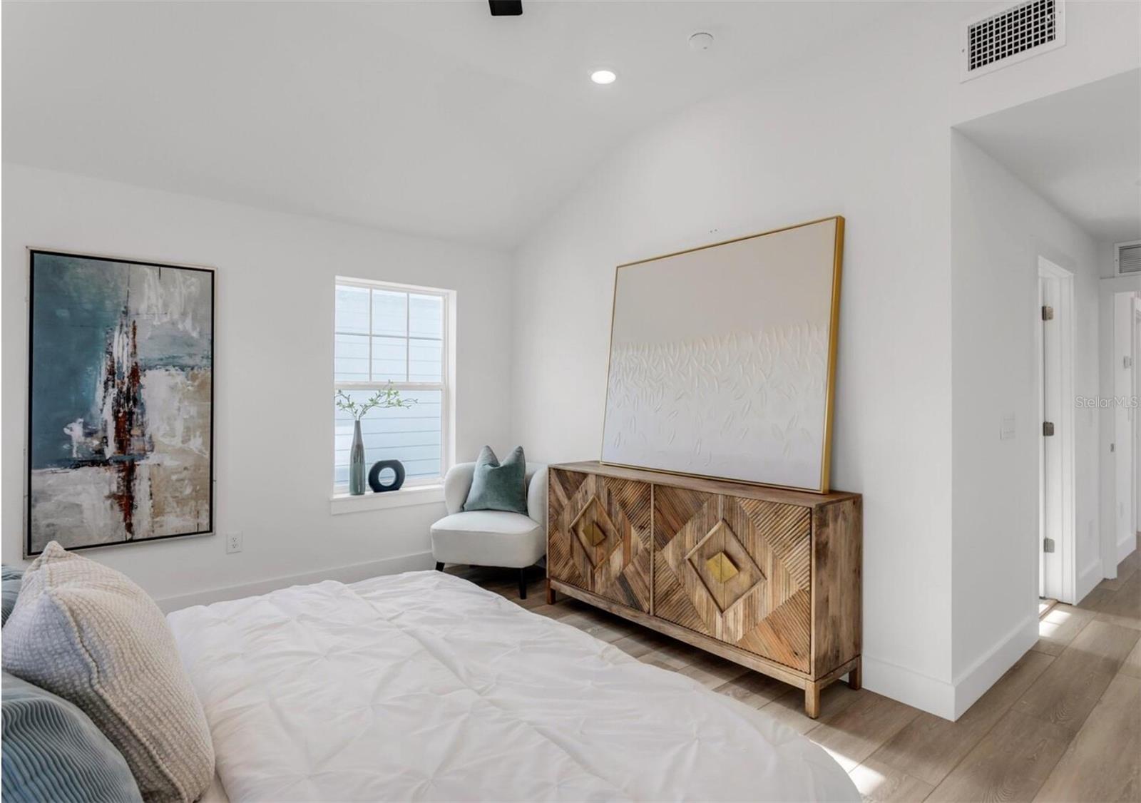 Image 9 of 16 For 2333 Beach Street