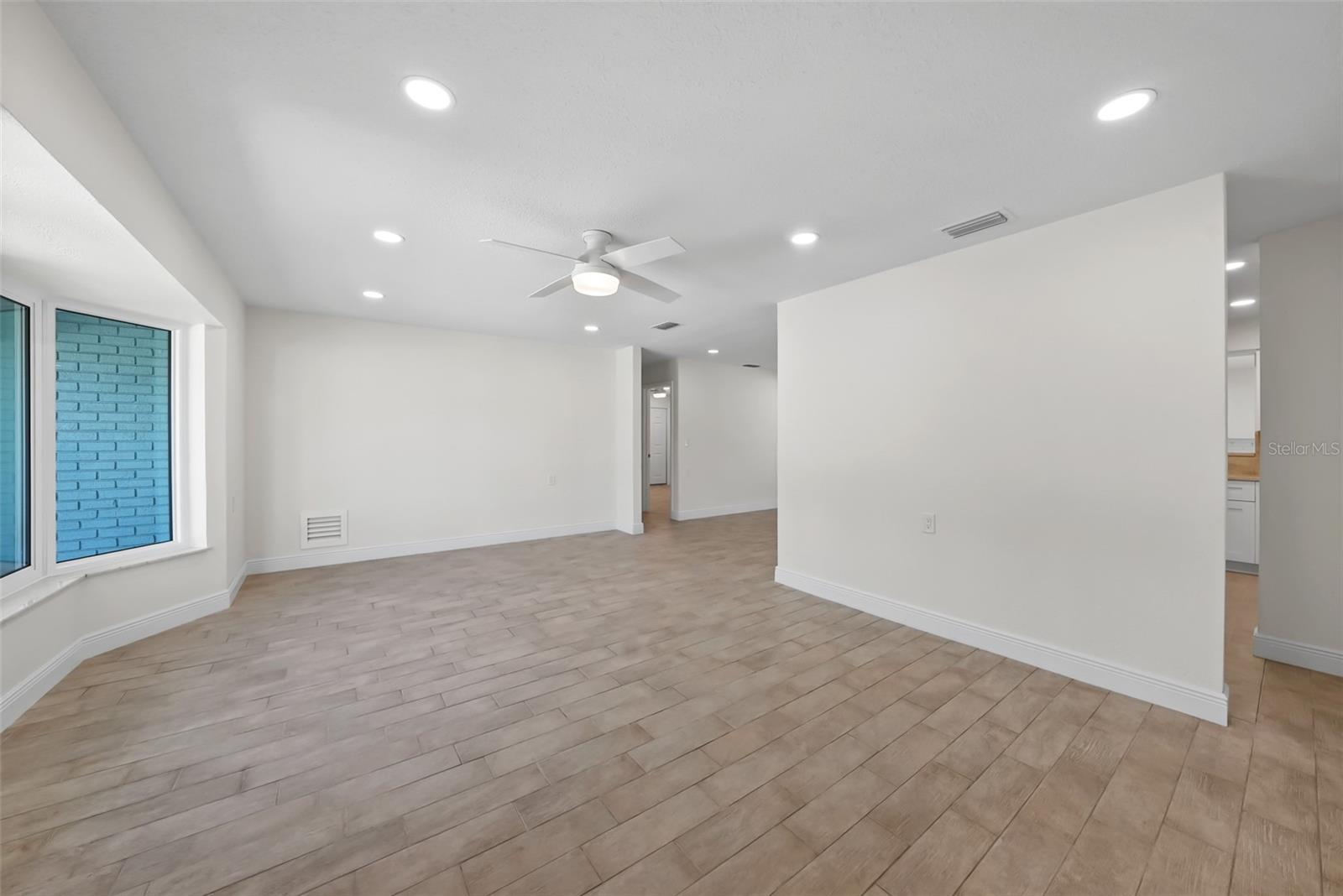 Image 15 of 36 For 11441 47th Avenue N