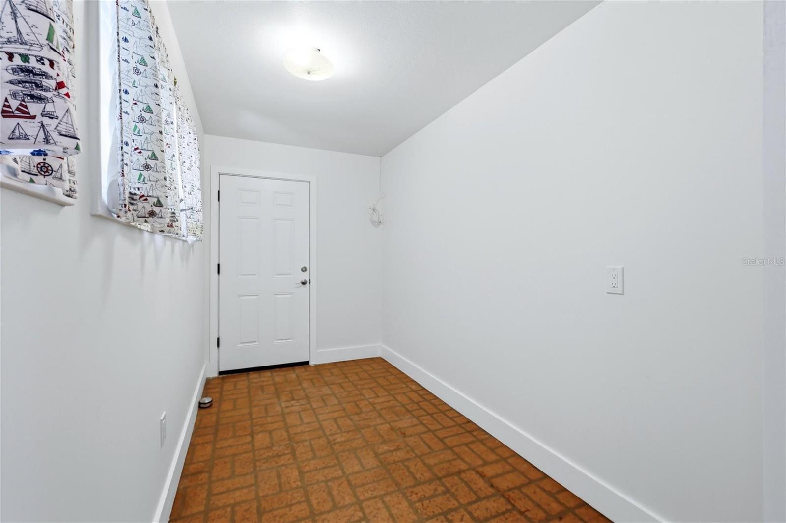 Image 28 of 47 For 616 Lyons Lane