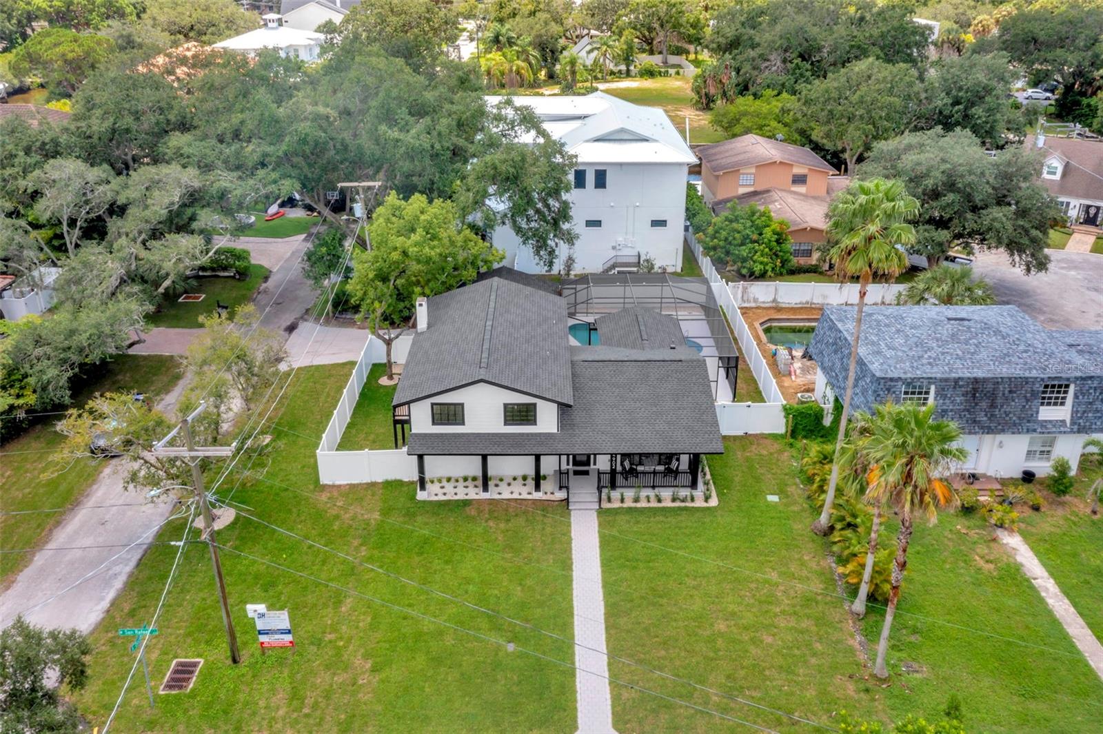 Listing photo id 11 for 4902 San Rafael Street