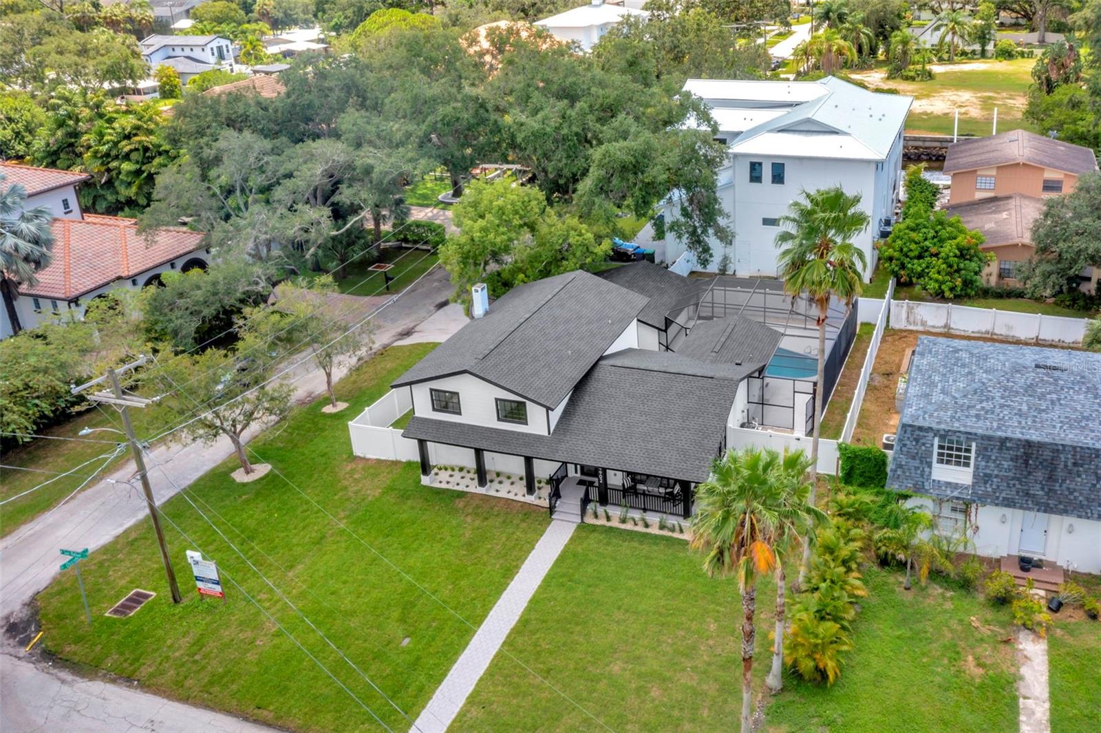 Listing photo id 12 for 4902 San Rafael Street