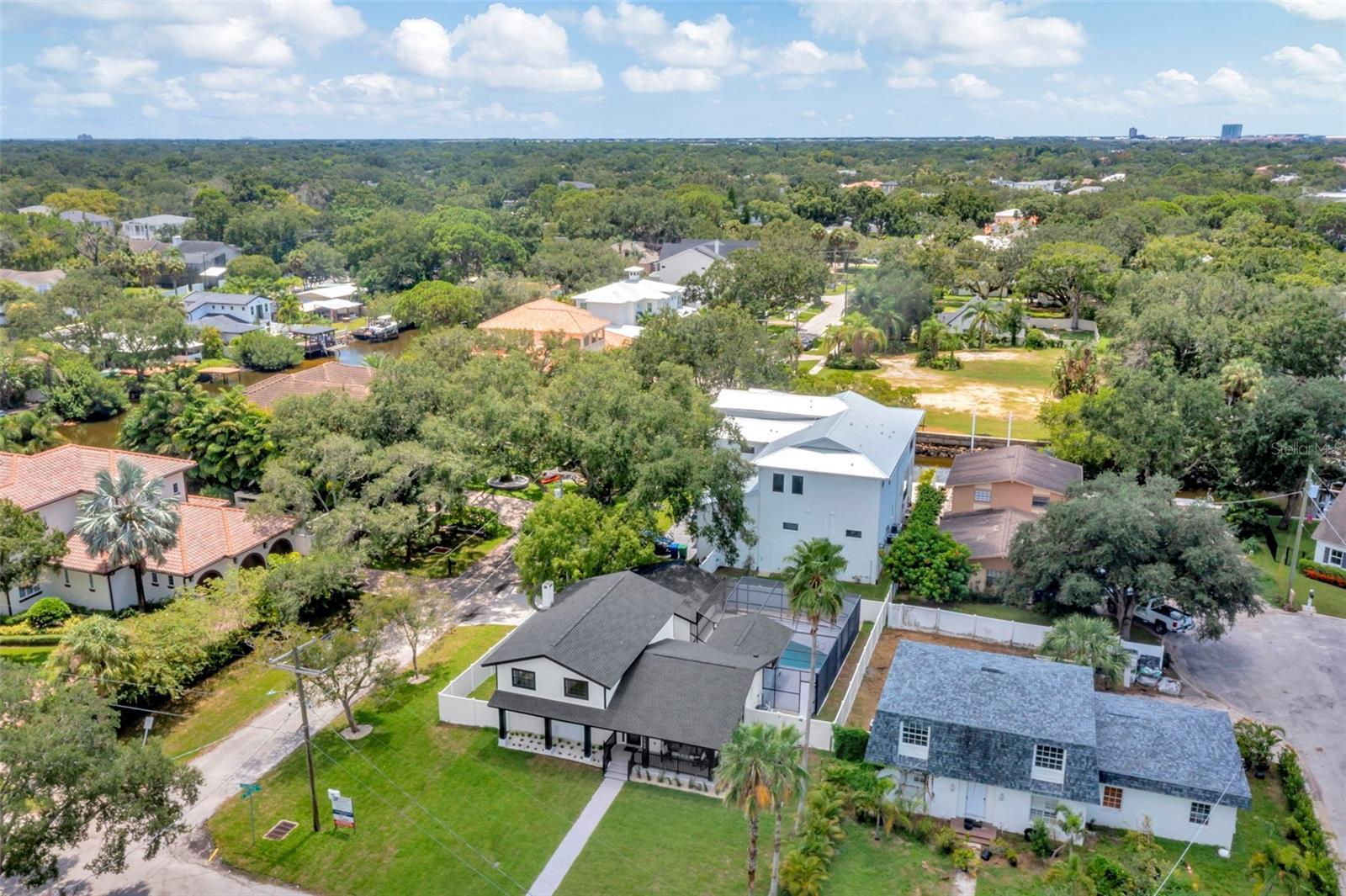 Listing photo id 13 for 4902 San Rafael Street