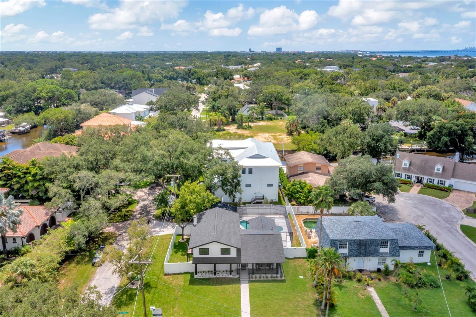 Listing photo id 14 for 4902 San Rafael Street