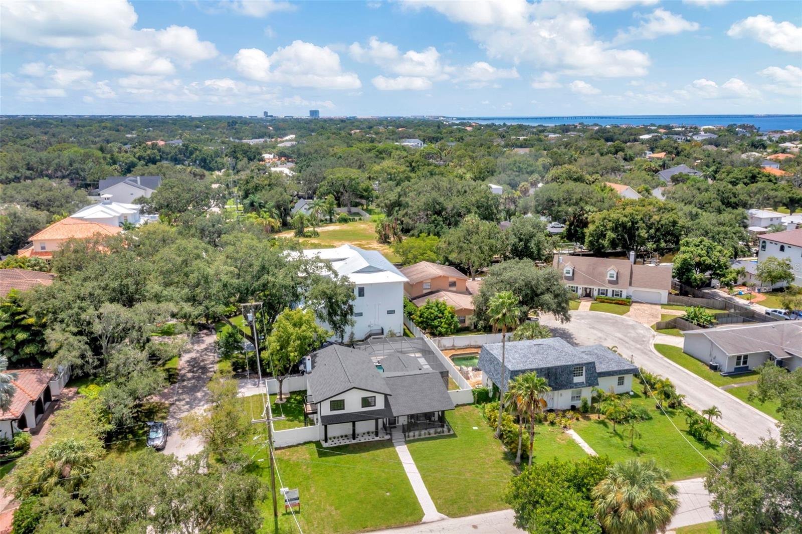 Listing photo id 16 for 4902 San Rafael Street