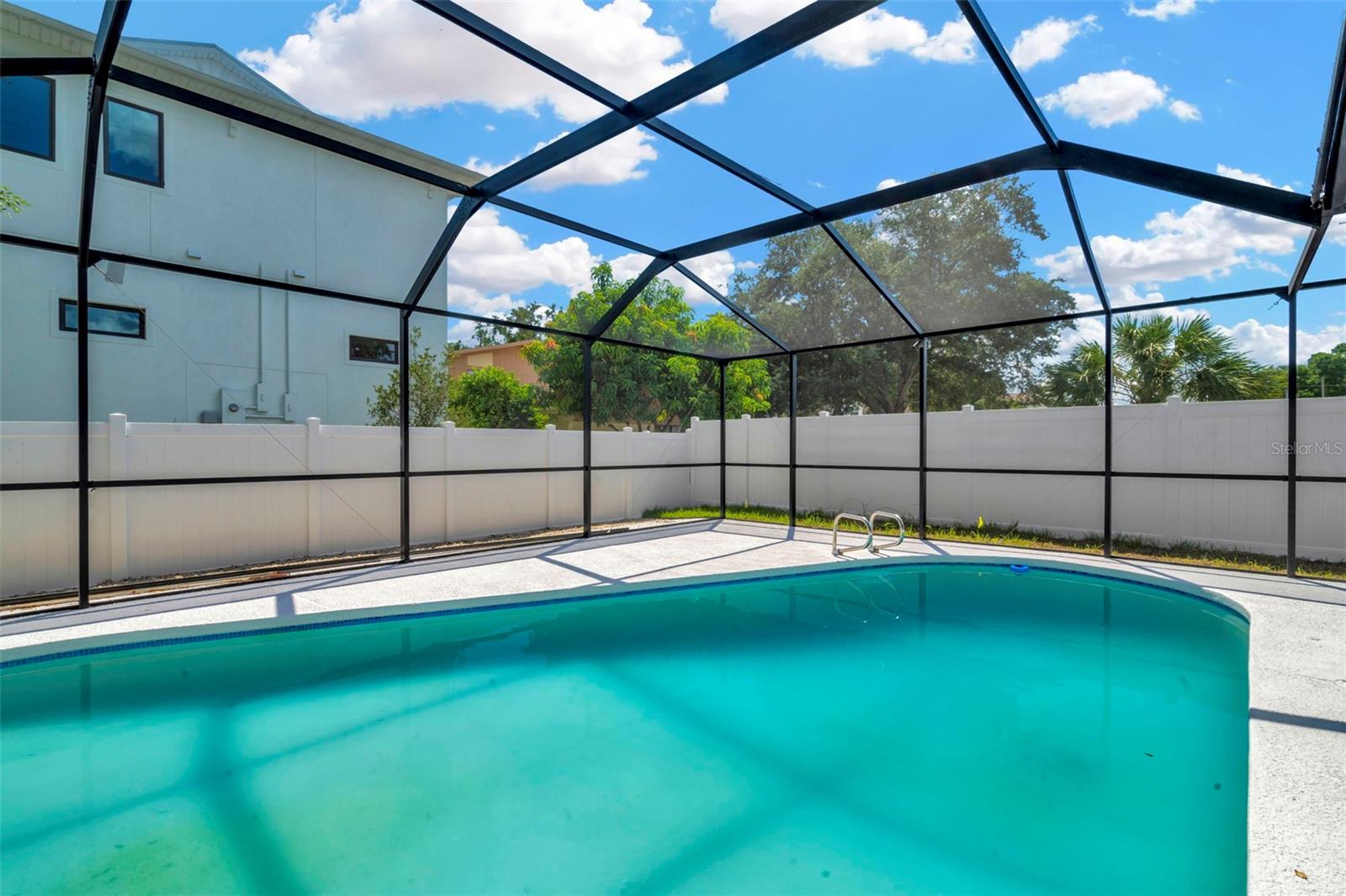 Listing photo id 38 for 4902 San Rafael Street