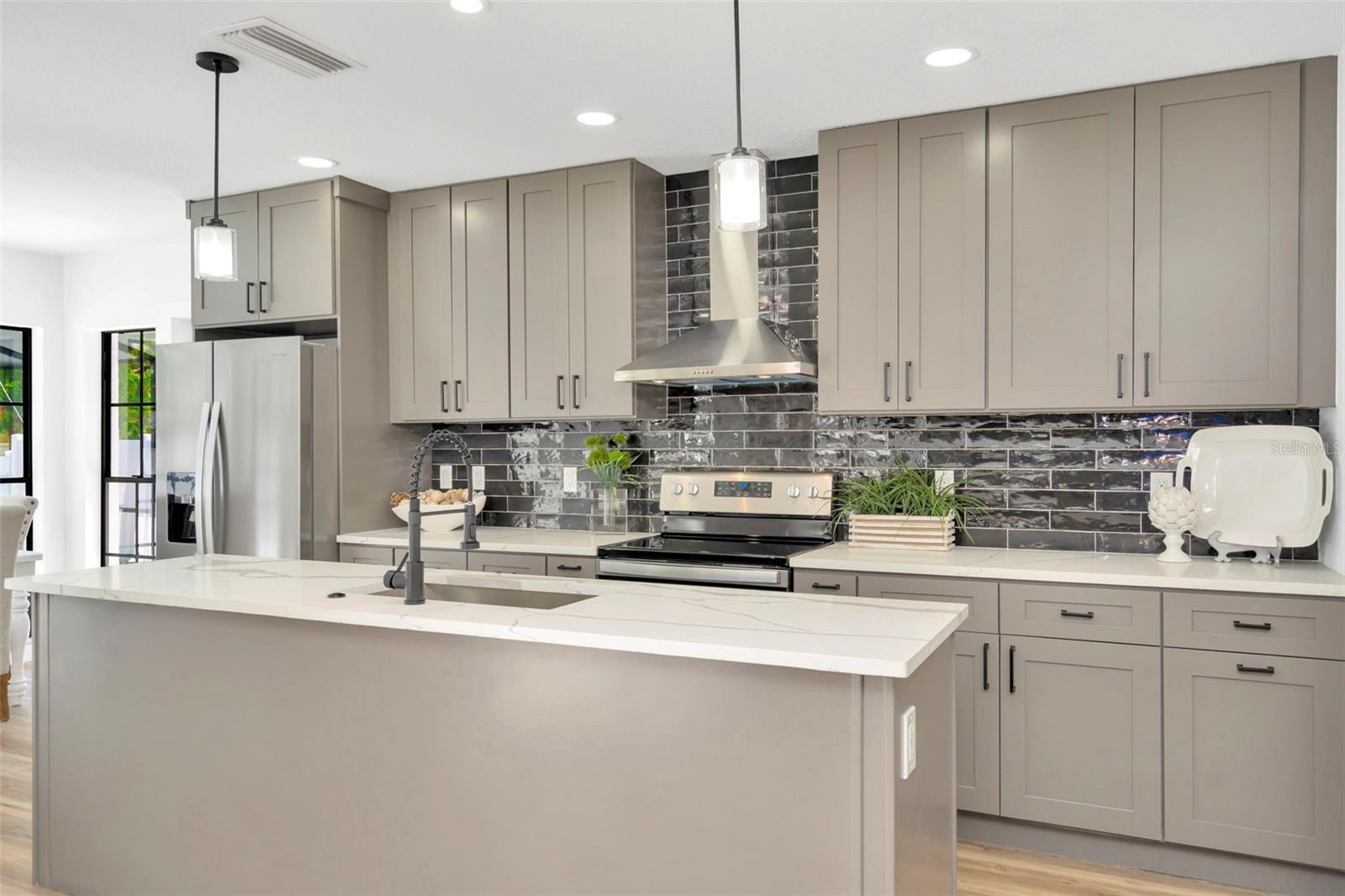 Listing photo id 55 for 4902 San Rafael Street