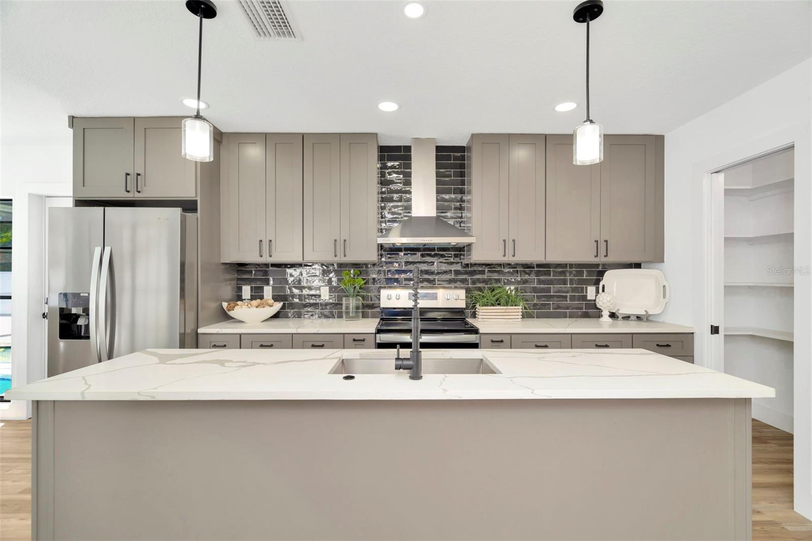 Listing photo id 56 for 4902 San Rafael Street