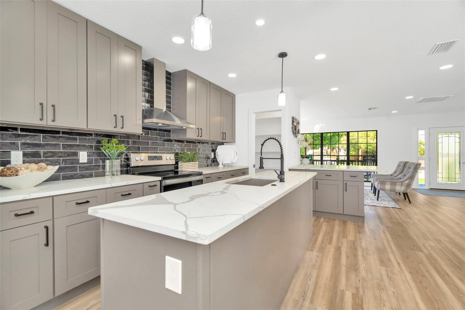 Listing photo id 58 for 4902 San Rafael Street